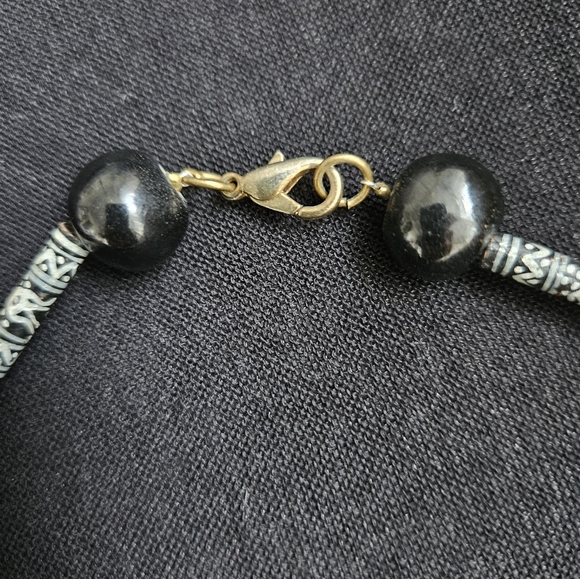 2/$30 Vintage Single Strand Beaded Black Necklace Mid Length - Picture 7 of 9